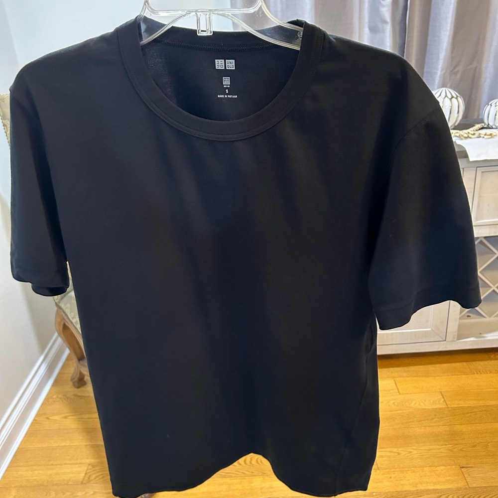 Uniqlo Men’s T-Shirt Black (Small)
